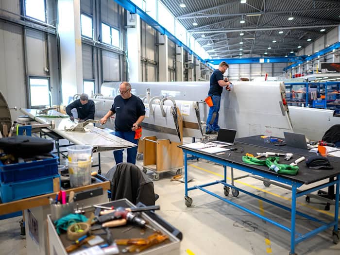 In einer Werkstatt nahe Bremen werden Flugzeugteile aus ganz Europa repariert. / Foto: Sina Schuldt/dpa