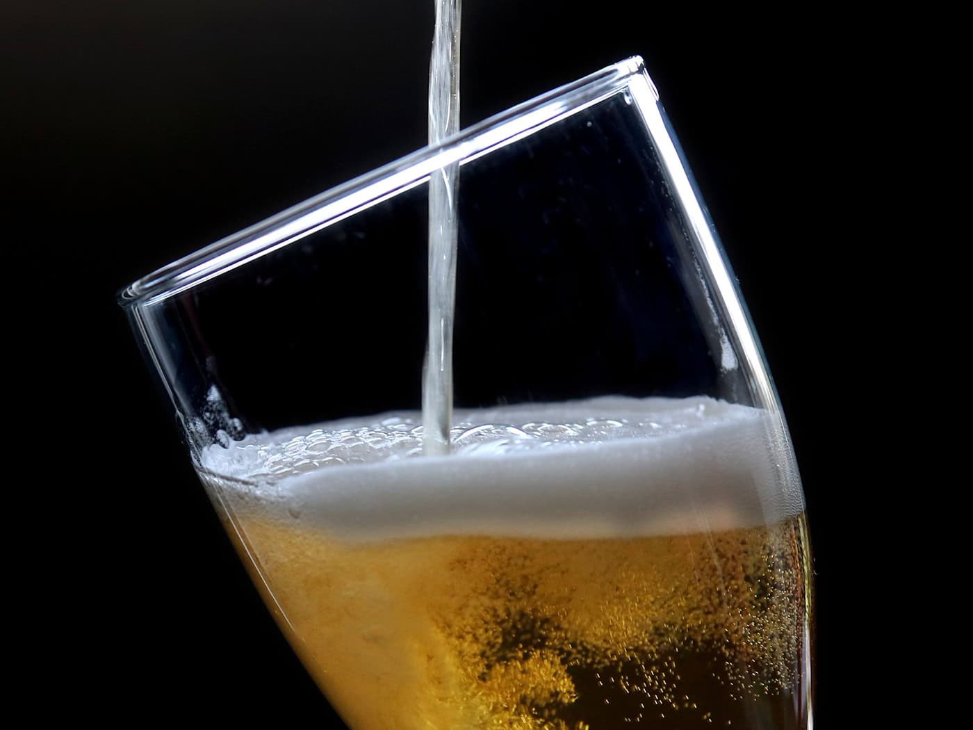 Der Bierabsatz geht schon seit Jahren zurück, was auch Auswirkungen auf das Biersteueraufkommen hat. (Symbolbild) / Foto: Roland Weihrauch/dpa