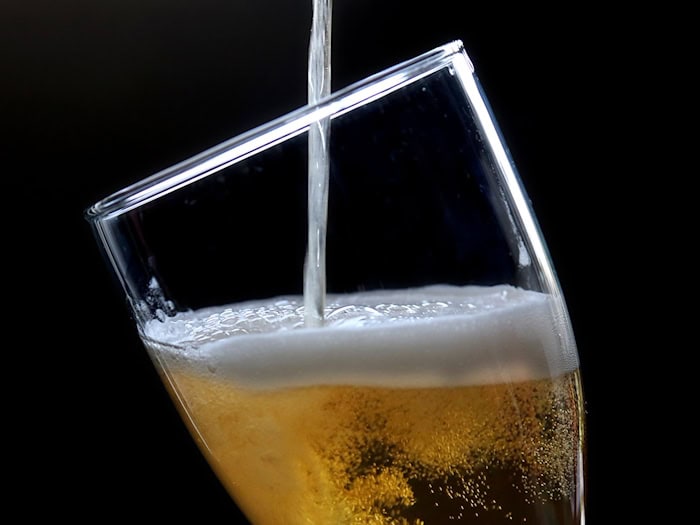 Der Bierabsatz geht schon seit Jahren zurück, was auch Auswirkungen auf das Biersteueraufkommen hat. (Symbolbild) / Foto: Roland Weihrauch/dpa