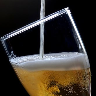 Der Bierabsatz geht schon seit Jahren zurück, was auch Auswirkungen auf das Biersteueraufkommen hat. (Symbolbild) / Foto: Roland Weihrauch/dpa