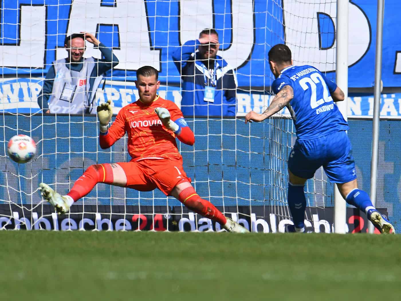 Bochums Torwart Timo Horn (hier gegen Magdeburgs Mateusz Zukowski) musste allein in den letzten beiden Spielen sieben Gegentore hinnehmen (Archivbild). / Foto: Swen Pförtner/dpa