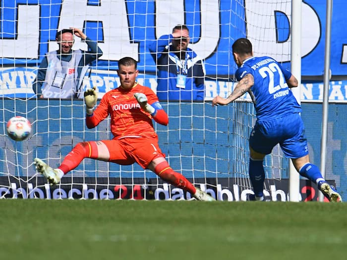 Bochums Torwart Timo Horn (hier gegen Magdeburgs Mateusz Zukowski) musste allein in den letzten beiden Spielen sieben Gegentore hinnehmen (Archivbild). / Foto: Swen Pförtner/dpa