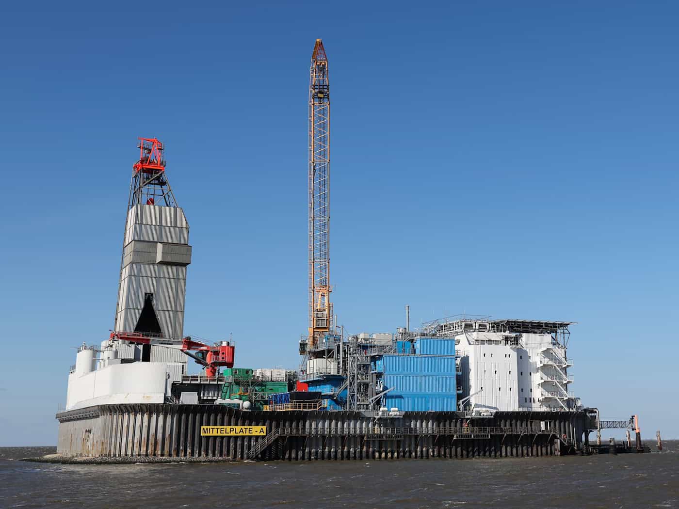 Die Bohrinsel Mittelplate liegt in der Nordsee vor der Küste von Schleswig-Holstein.  / Foto: Christian Charisius/dpa