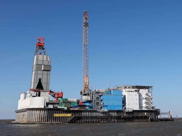 Die Bohrinsel Mittelplate liegt in der Nordsee vor der Küste von Schleswig-Holstein.  / Foto: Christian Charisius/dpa