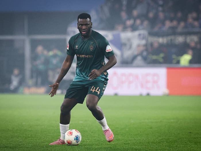 Victor Boniface wird wegen körperlicher Defizite auch in Köln nicht zum Werder-Kader gehören. (Archivbild) / Foto: Christian Charisius/dpa