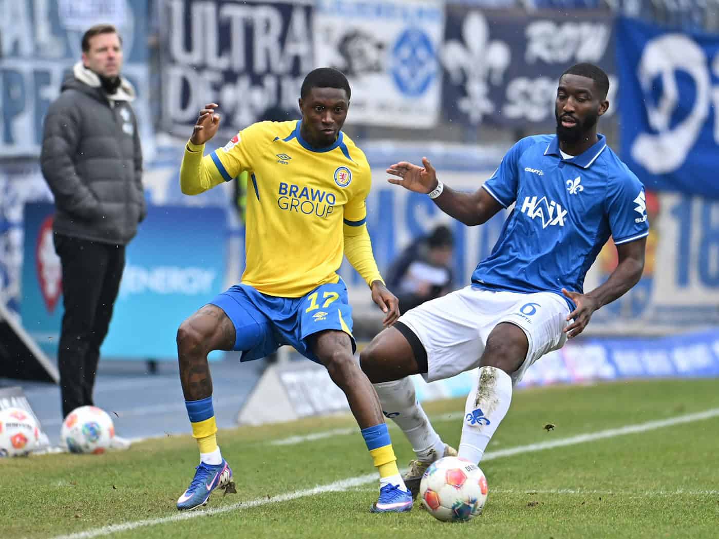 Braunschweigs Aaron Opoku (l.) fällt aus. (Archivbild) / Foto: Swen Pförtner/dpa