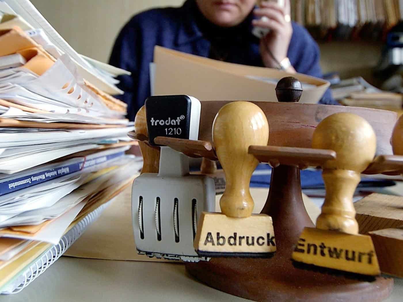 Bremer Beamte müssen künftig 41 Stunden arbeiten. (Archivbild) / Foto: Armin Weigel/dpa