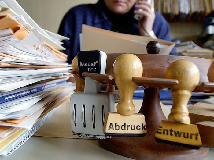 Bremer Beamte müssen künftig 41 Stunden arbeiten. (Archivbild) / Foto: Armin Weigel/dpa