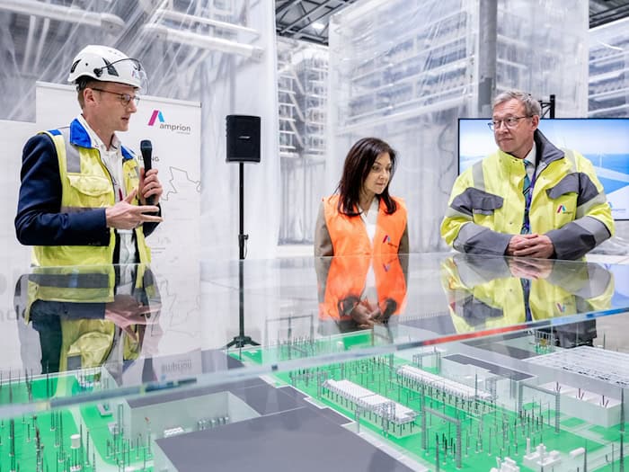 Bundeswirtschaftsministerin Katherina Reiche (CDU) hat die Baustelle für einen Konverter in Emden besucht.  / Foto: Hauke-Christian Dittrich/dpa