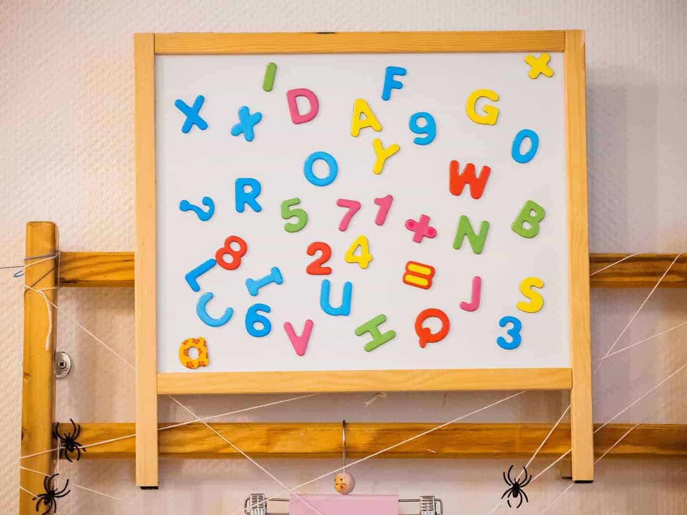 Kinder sollten im vorletzten Jahr vor der Einschulung einen Deutschtest machen, fordert die CDU. (Symbolbild) / Foto: Christoph Soeder/dpa