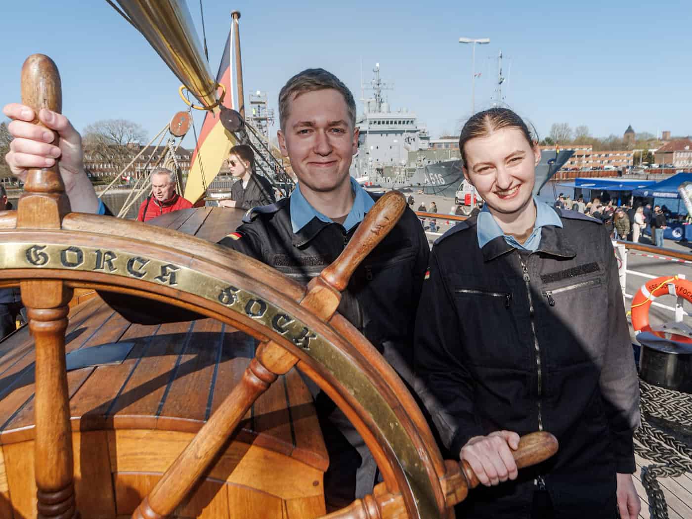 Mit an Bord sind auch Gefreite im Rahmen des Work-and-Travel-Programms wie Tia und Max. / Foto: Markus Scholz/dpa