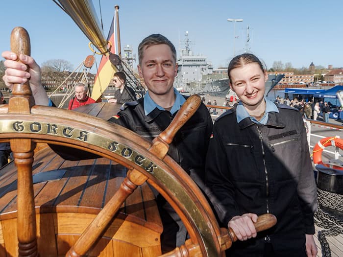 Mit an Bord sind auch Gefreite im Rahmen des Work-and-Travel-Programms wie Tia und Max. / Foto: Markus Scholz/dpa
