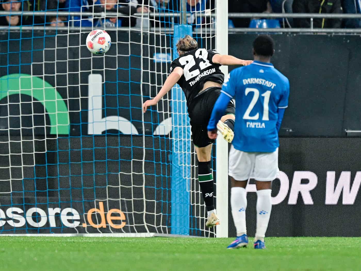Merveille Papela schaut zu, wie Stefán Thordarson das 2:0 für Hannover per Kopf erzielt. / Foto: Uwe Anspach/dpa