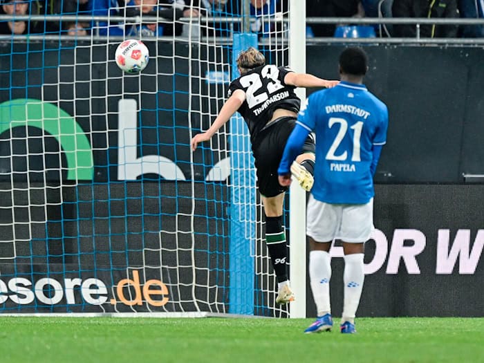 Merveille Papela schaut zu, wie Stefán Thordarson das 2:0 für Hannover per Kopf erzielt. / Foto: Uwe Anspach/dpa