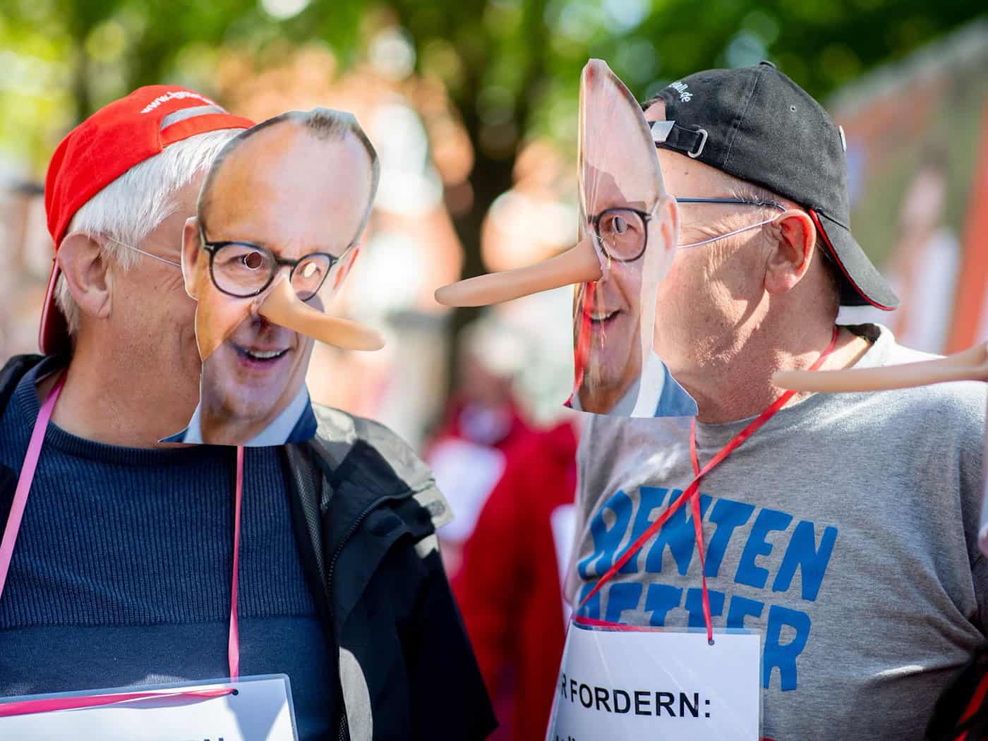 Der Besuch von Bundeskanzler Friedrich Merz (CDU) bei der 14. Nationalen Maritimen Konferenz in Emden bot Anlass für Demonstrationen. / Foto: Hauke-Christian Dittrich/dpa