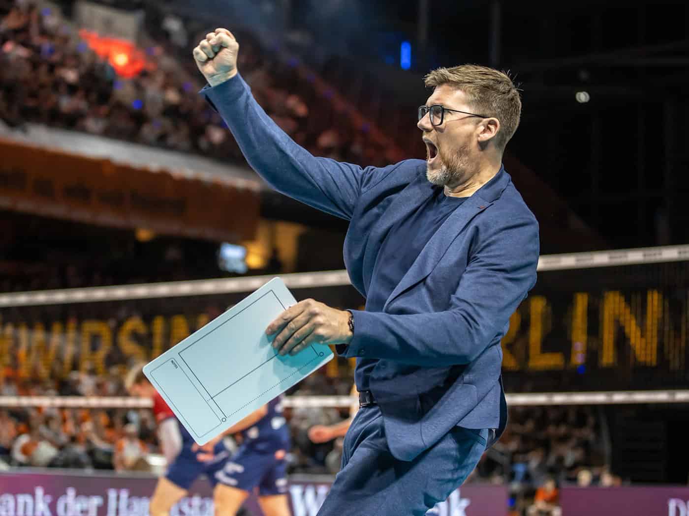 Gilt als bester Trainer Deutschlands: Lüneburg-Coach Stefan Hübner. (Archivbild) / Foto: Andreas Gora/dpa