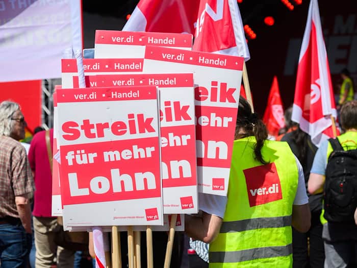 Der DGB ruft zum Tag der Arbeit in Niedersachsen und Bremen zu zahlreichen Veranstaltungen auf. (Archivbild) / Foto: Julian Stratenschulte/dpa
