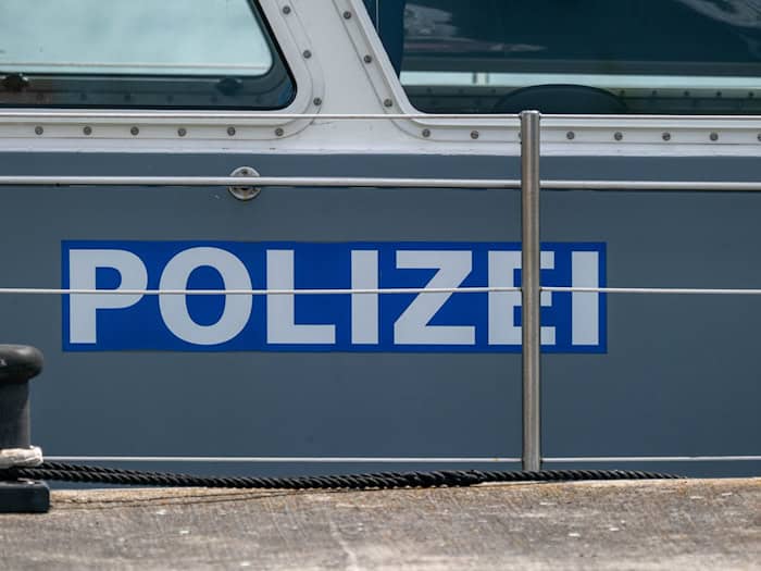 Eine Rampe rutscht vom Anleger, drei Menschen stürzen ins Hafenbecken. (Symbolbild) / Foto: Stefan Sauer/dpa