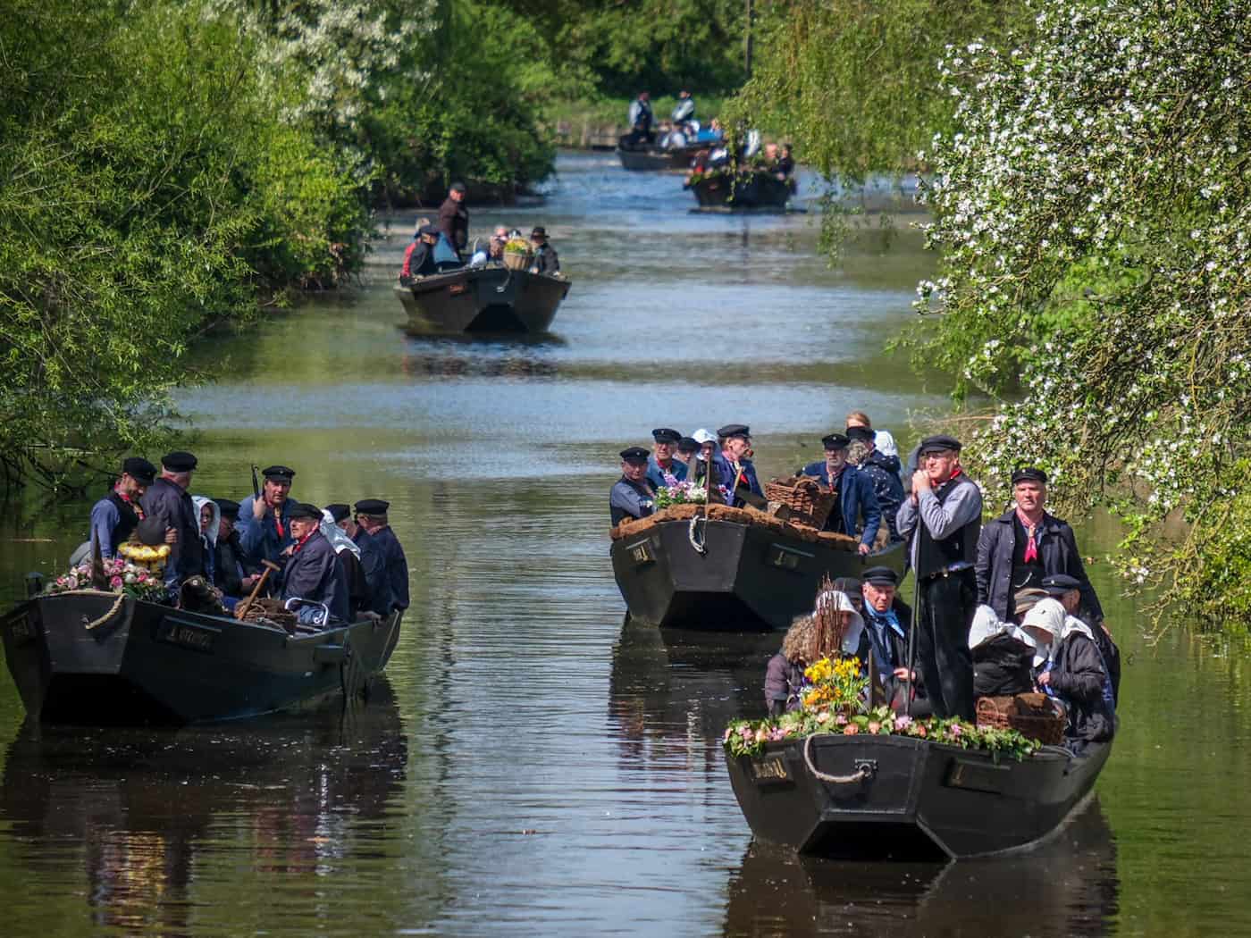 Dutzende Torfkähne haben Kurs auf Bremen genommen.  / Foto: Focke Strangmann/dpa