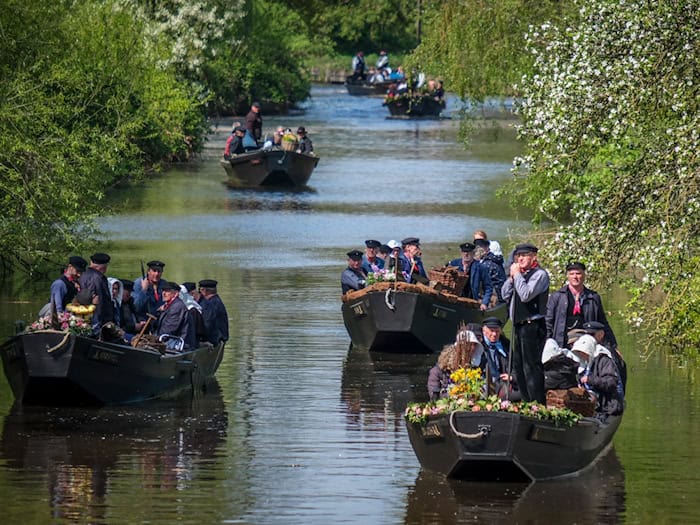 Dutzende Torfkähne haben Kurs auf Bremen genommen.  / Foto: Focke Strangmann/dpa