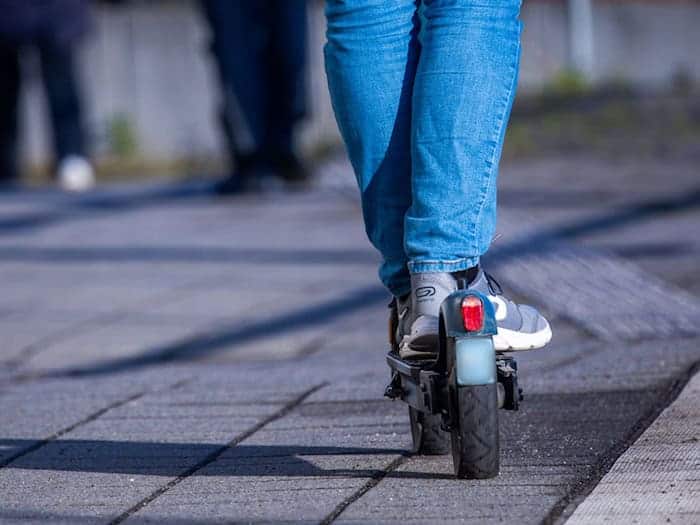 Auf einem E-Scooter darf man nur allein unterwegs sein. (Symbolbild) / Foto: Jens Büttner/dpa