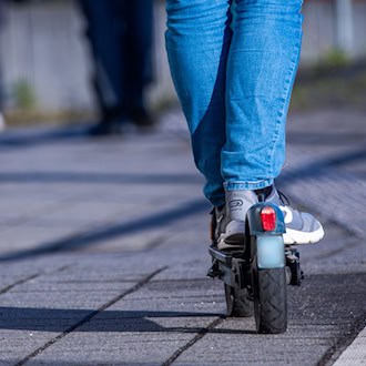 Auf einem E-Scooter darf man nur allein unterwegs sein. (Symbolbild) / Foto: Jens Büttner/dpa