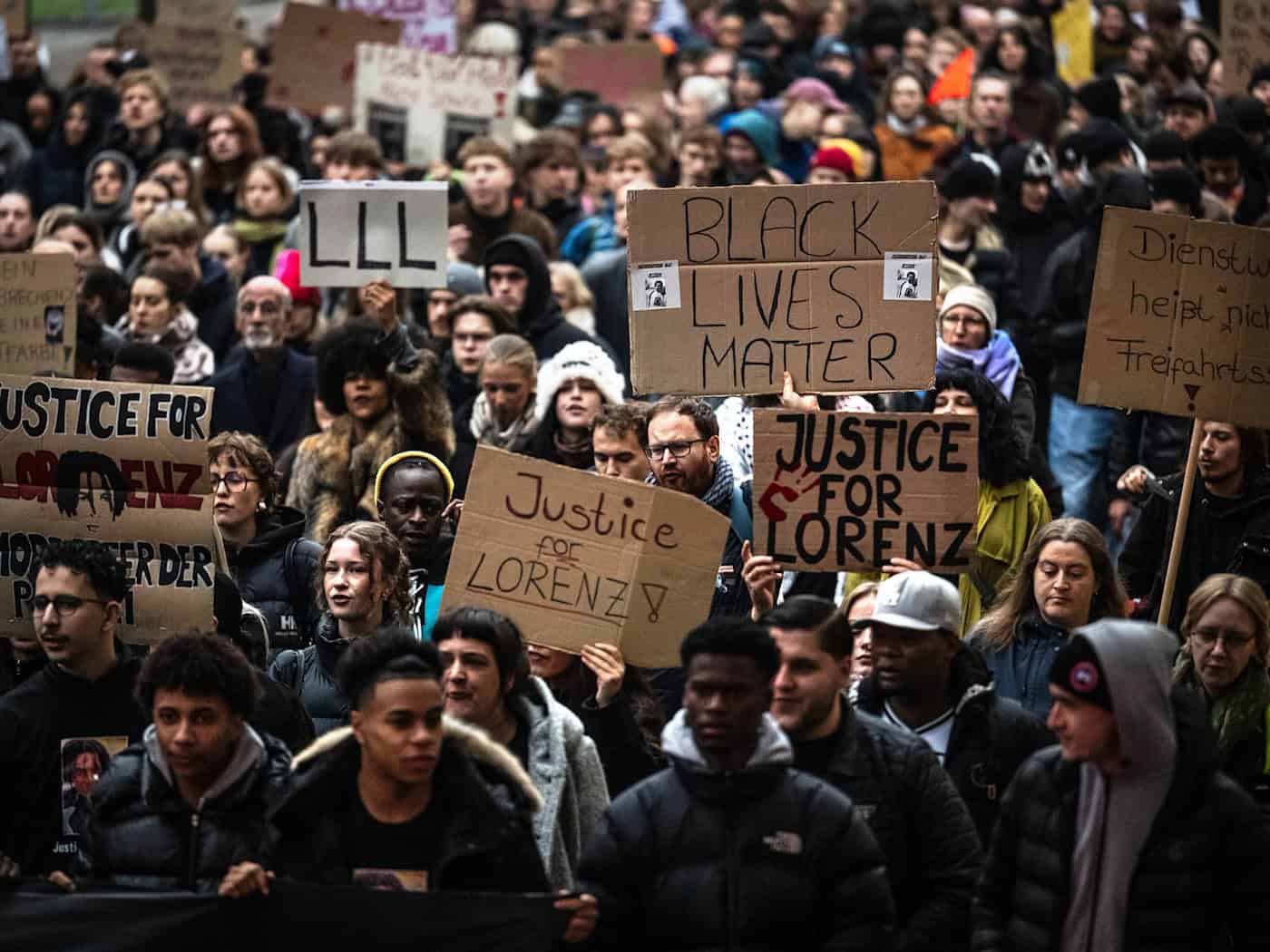 Rund ein Jahr nach den tödlichen Polizeischüssen auf den 21-jährigen Lorenz in Oldenburg wollen zahlreiche Menschen in Oldenburg demonstrieren. (Archivbild) / Foto: Sina Schuldt/dpa