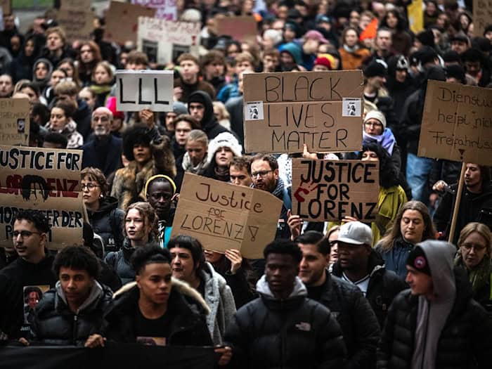 Rund ein Jahr nach den tödlichen Polizeischüssen auf den 21-jährigen Lorenz in Oldenburg wollen zahlreiche Menschen in Oldenburg demonstrieren. (Archivbild) / Foto: Sina Schuldt/dpa