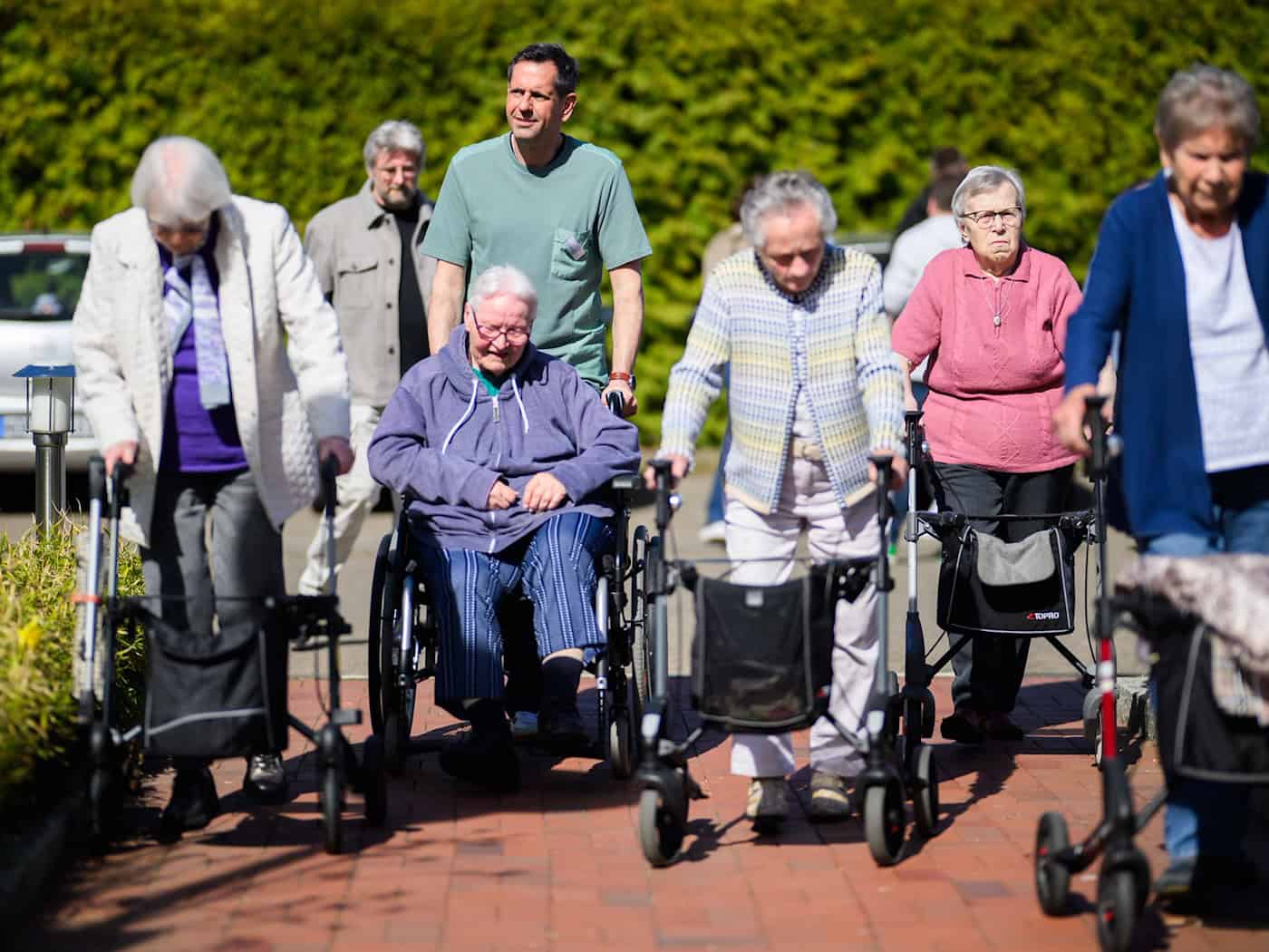 Während des Denkspaziergangs begleitet Lies die Anwohner der Residenz.  / Foto: Julian Stratenschulte/dpa