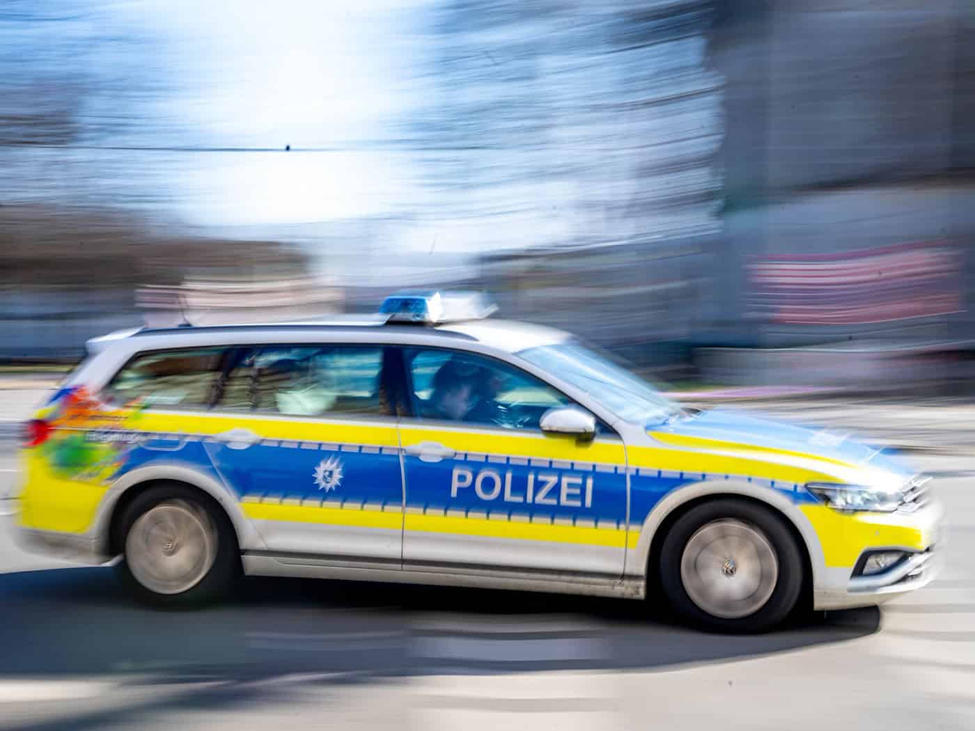 Als mitten in der Nacht Vitrinenscheiben in einer Goldschmiede klirren, werden Anwohner auf einen Einbrecher aufmerksam und rufen die Polizei. (Symbolbild) / Foto: Sina Schuldt/dpa