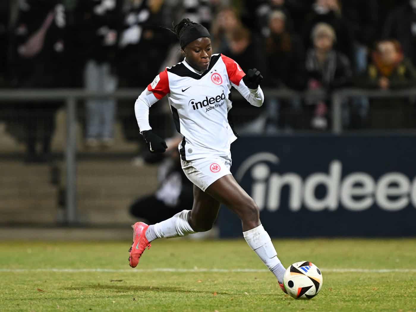 Eintracht-Stürmerin Nicole Anyomi leitete den Torreigen gegen Wolfsburg ein.  / Foto: Arne Dedert/dpa