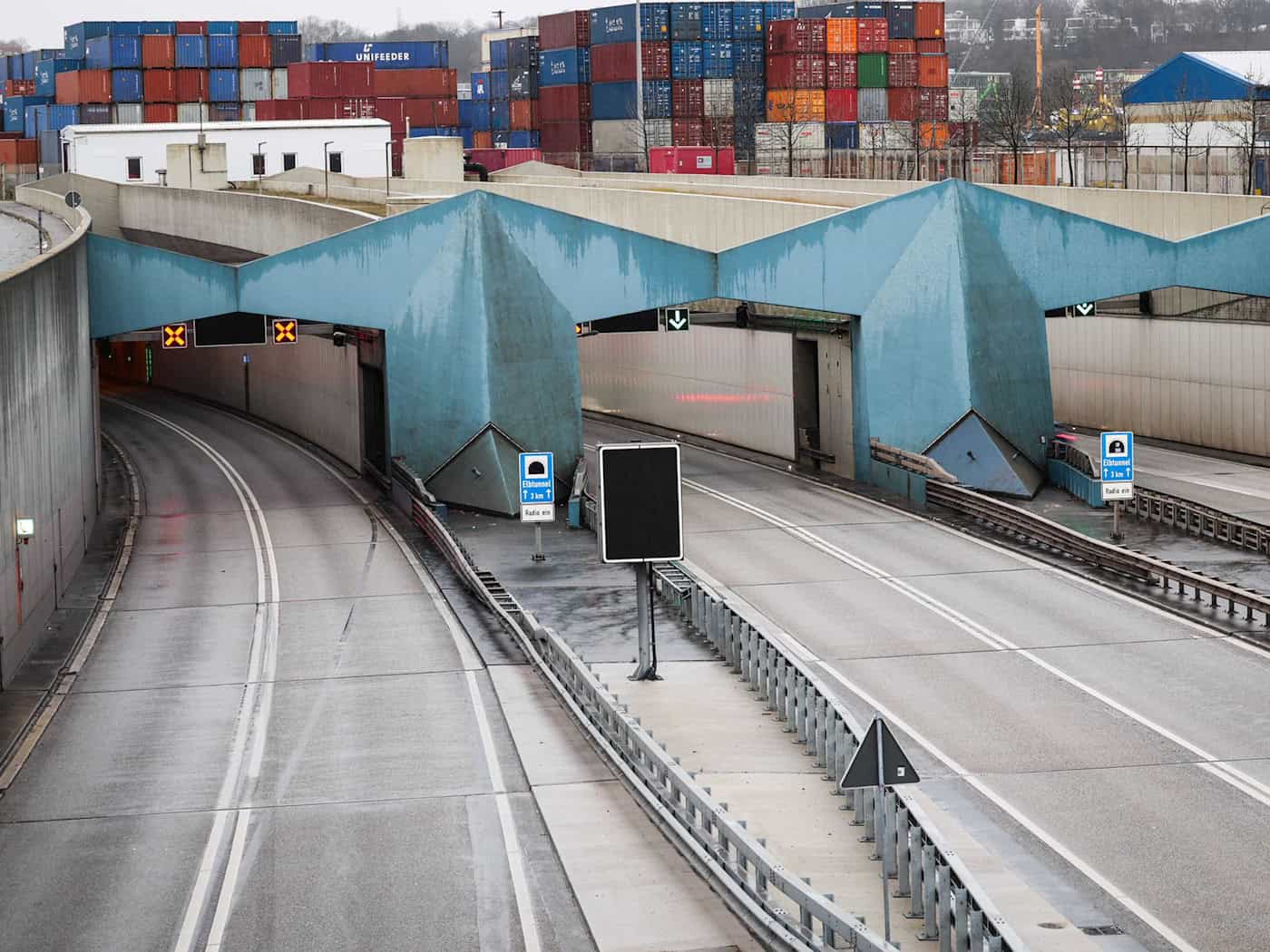 Der Hamburger Elbtunnel wird um 22.00 Uhr für 55 Stunden voll gesperrt. (Archivbild) / Foto: Christian Charisius/dpa