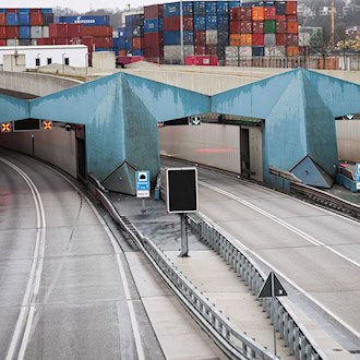 Der Hamburger Elbtunnel wird um 22.00 Uhr für 55 Stunden voll gesperrt. (Archivbild) / Foto: Christian Charisius/dpa