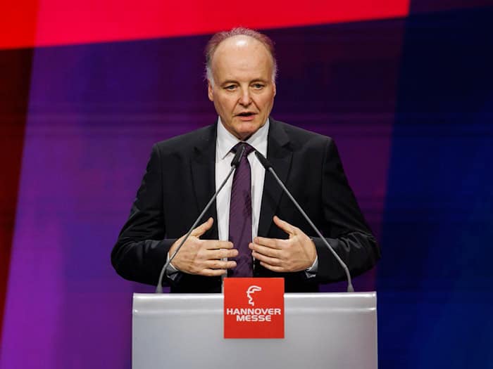 ZVEI-Präsident Gunther Kegel sieht die am Montag beginnende Hannover Messe als wichtiges Schaufenster für die Elektro- und Digitalindustrie. (Archivbild) / Foto: Michael Matthey/dpa