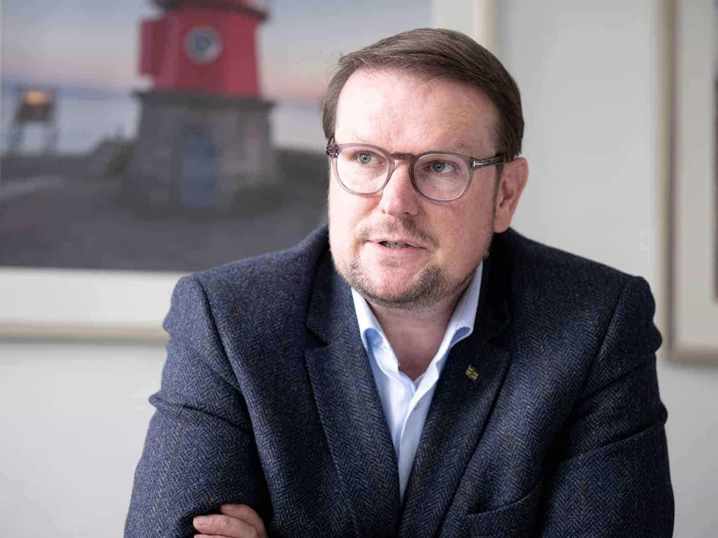 Emdens Oberbürgermeister Tim Kruithoff hofft, dass Bund und Land während der Nationalen Maritimen Konferenz in der Stadt bei der Außenems-Vertiefung vorankommen.  / Foto: Sina Schuldt/dpa