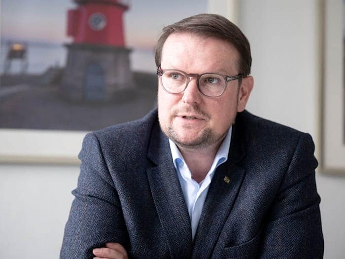 Emdens Oberbürgermeister Tim Kruithoff hofft, dass Bund und Land während der Nationalen Maritimen Konferenz in der Stadt bei der Außenems-Vertiefung vorankommen.  / Foto: Sina Schuldt/dpa