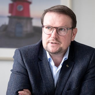 Emdens Oberbürgermeister Tim Kruithoff hofft, dass Bund und Land während der Nationalen Maritimen Konferenz in der Stadt bei der Außenems-Vertiefung vorankommen.  / Foto: Sina Schuldt/dpa