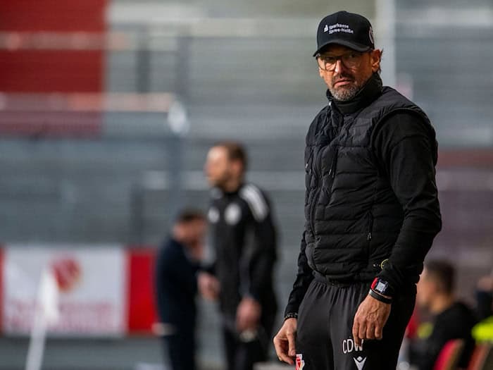 Energie-Trainer Claus-Dieter Wollitz peilt den Aufstieg in die zweite Liga an. (Archivbild) / Foto: Julius Frick/dpa