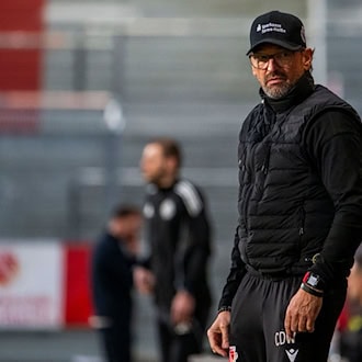 Energie-Trainer Claus-Dieter Wollitz peilt den Aufstieg in die zweite Liga an. (Archivbild) / Foto: Julius Frick/dpa