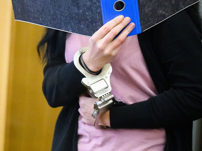 Der erblindete Ex-Partner der Angeklagten schilderte dem Gericht seine Sicht der Dinge (Archivbild)   / Foto: Julian Stratenschulte/dpa