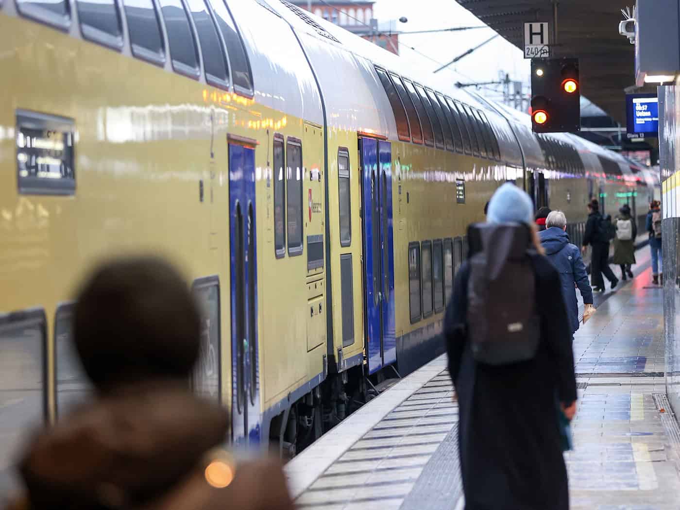 Der Metronom hat einen Notverkehr mit Bussen eingerichtet. (Archivbild) / Foto: Bodo Marks/dpa