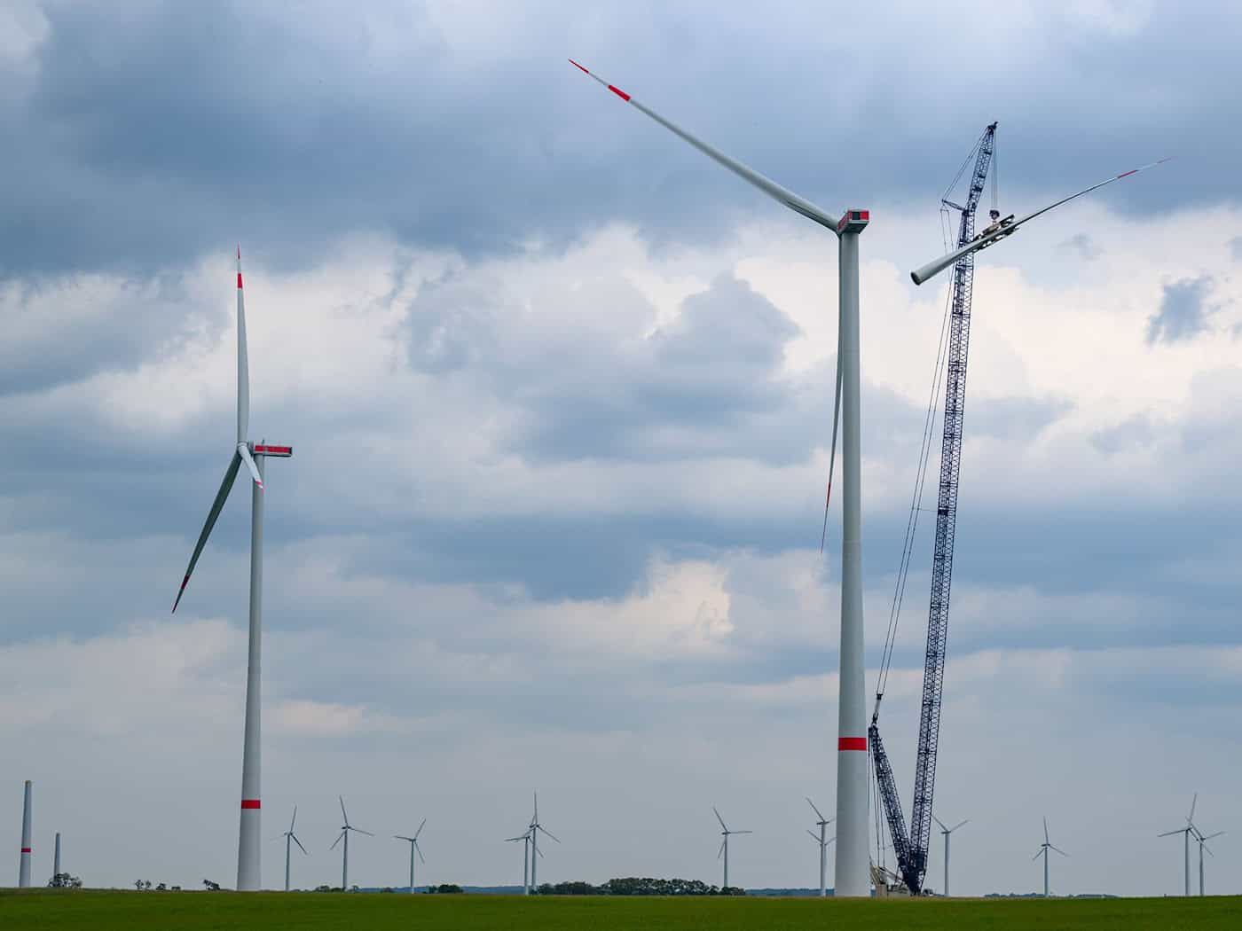 Der Ausbau der Windenergie drohe von der Bundesregierung ausgebremst zu werden, warnt die Branche. (Symbolbild) / Foto: Patrick Pleul/dpa/ZB