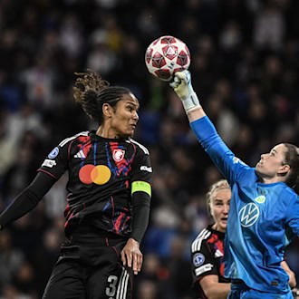 Rettete ihr Team in die Verlängerung: Wolfsburgs Torhüterin Stina Johannes (r) / Foto: Jeff Pachoud/AFP/dpa