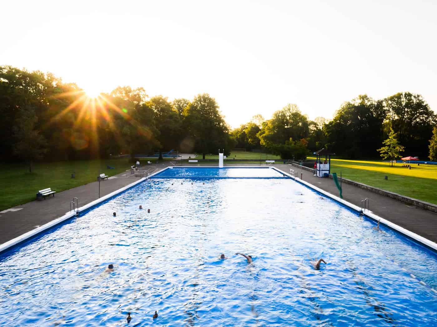 Nicht mehr lang und die ersten Freibäder öffnen ihre Tore. (Archivbild) / Foto: Julian Stratenschulte/dpa