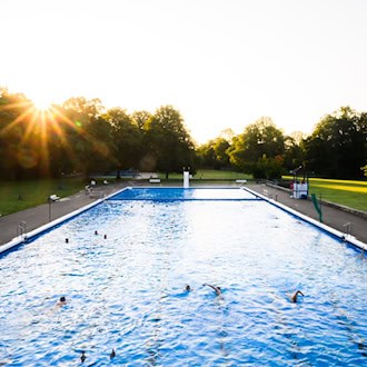 Nicht mehr lang und die ersten Freibäder öffnen ihre Tore. (Archivbild) / Foto: Julian Stratenschulte/dpa