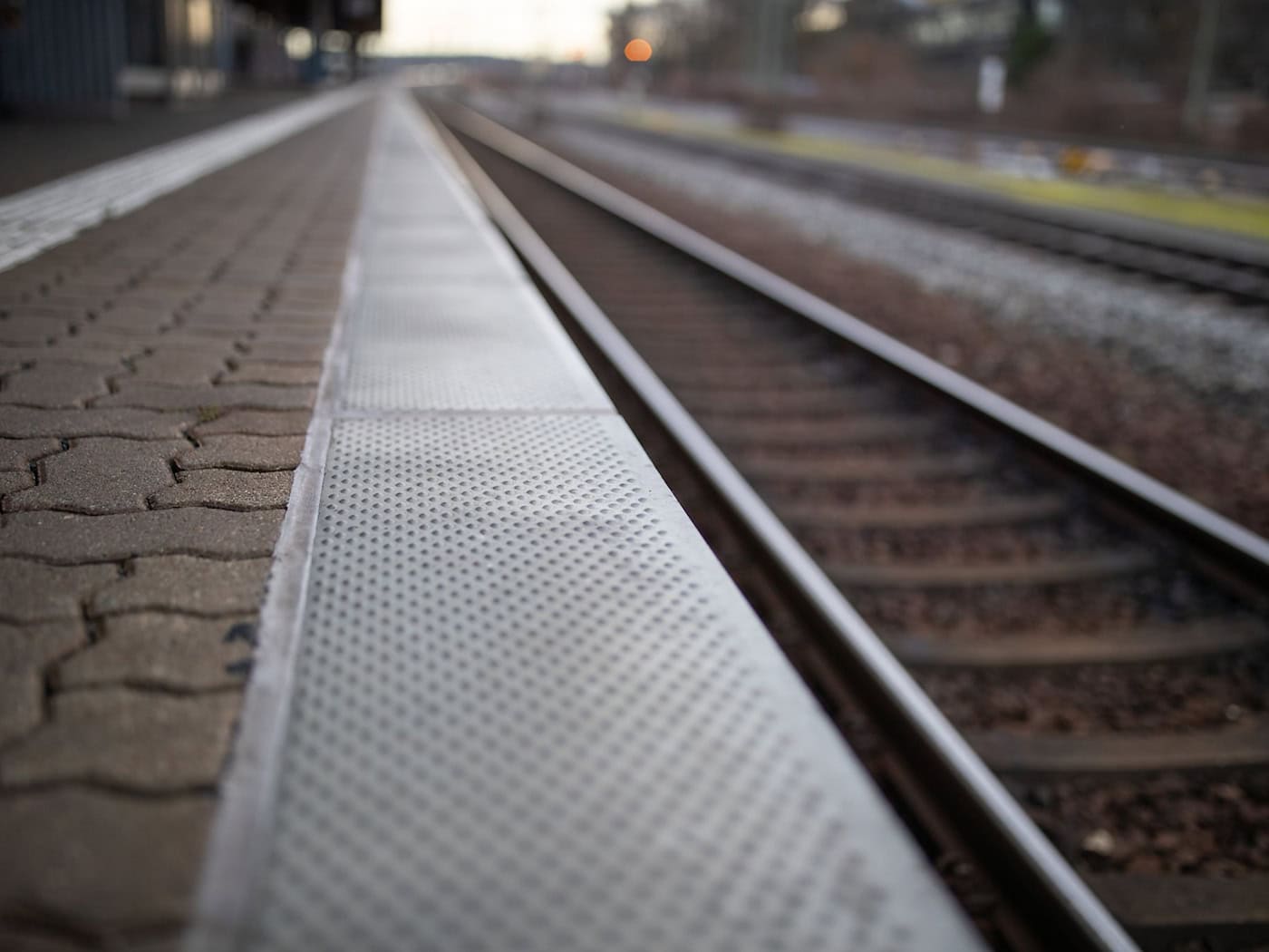 Ein Mann flüchtet in Osnabrück vor zwei Angreifern ins Gleisbett. (Symbolbild) / Foto: Daniel Karmann/dpa