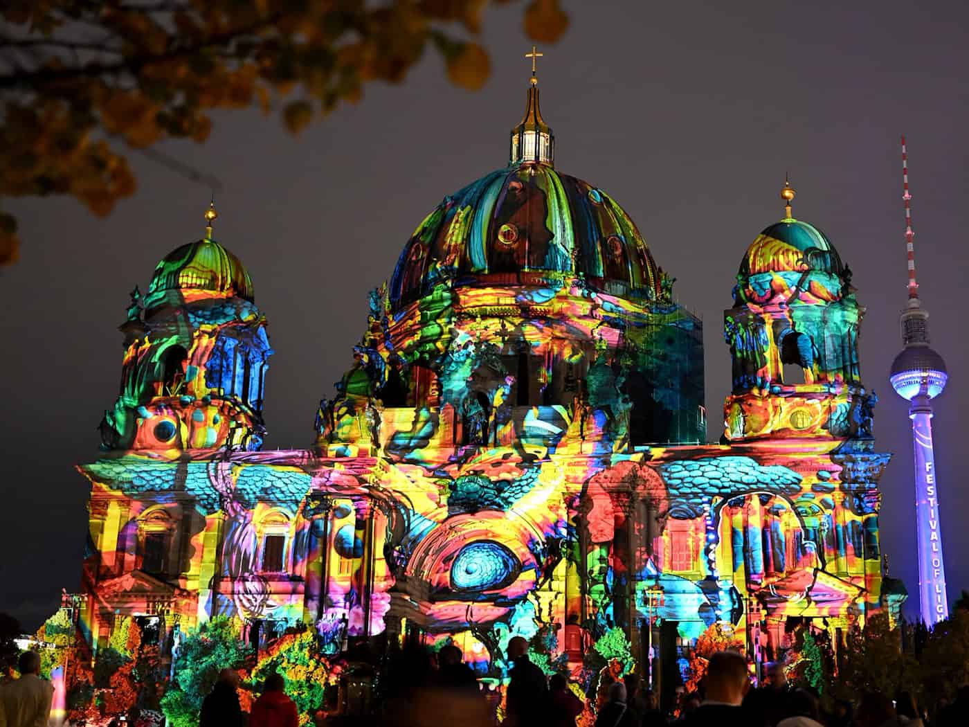 So wie 2025 in Berlin sollen im Herbst auch Gebäude in Braunschweig strahlen. (Archivbild)   / Foto: Lilli Förter/dpa