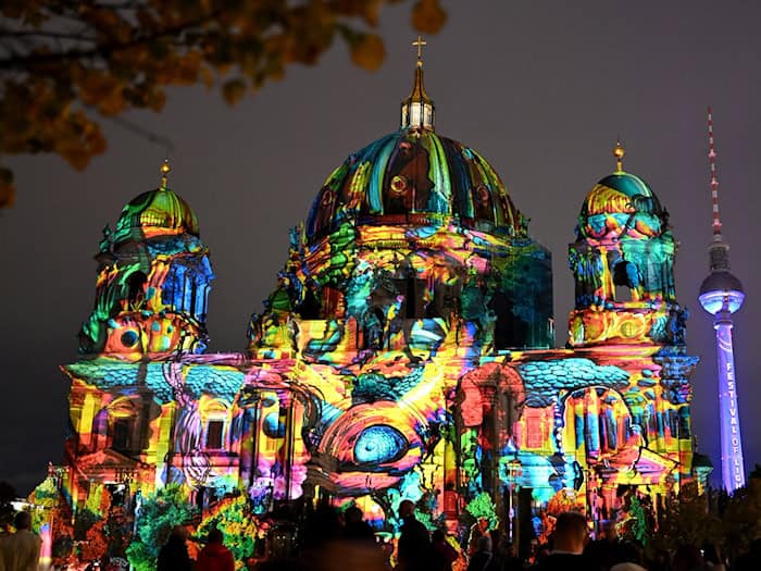 So wie 2025 in Berlin sollen im Herbst auch Gebäude in Braunschweig strahlen. (Archivbild)   / Foto: Lilli Förter/dpa