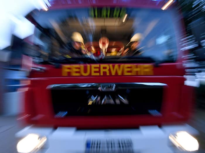 Nach einem Brand in einem Hotel werden 65 Gäste in einem Dorfgemeinschaftshaus untergebracht. (Symbolbild)  / Foto: Carsten Rehder/dpa