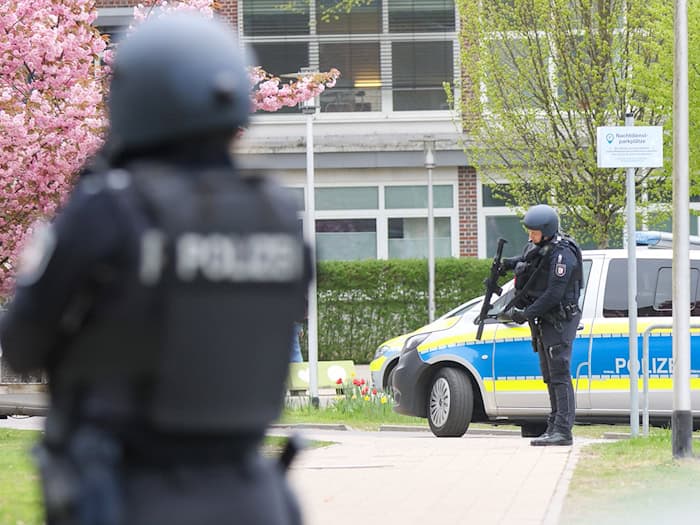 Am Freitag sicherten bewaffnete Polizisten die Klinik in Pinneberg während der Durchsuchung. (Archivbild) / Foto: Bodo Marks/dpa